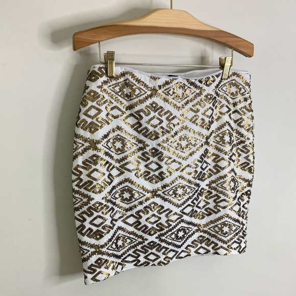 DYNAMITE GOLD SEQUIN PATTERNED WHITE SHORT SKIRT SIZE MEDIUM - Picture 6 of 11